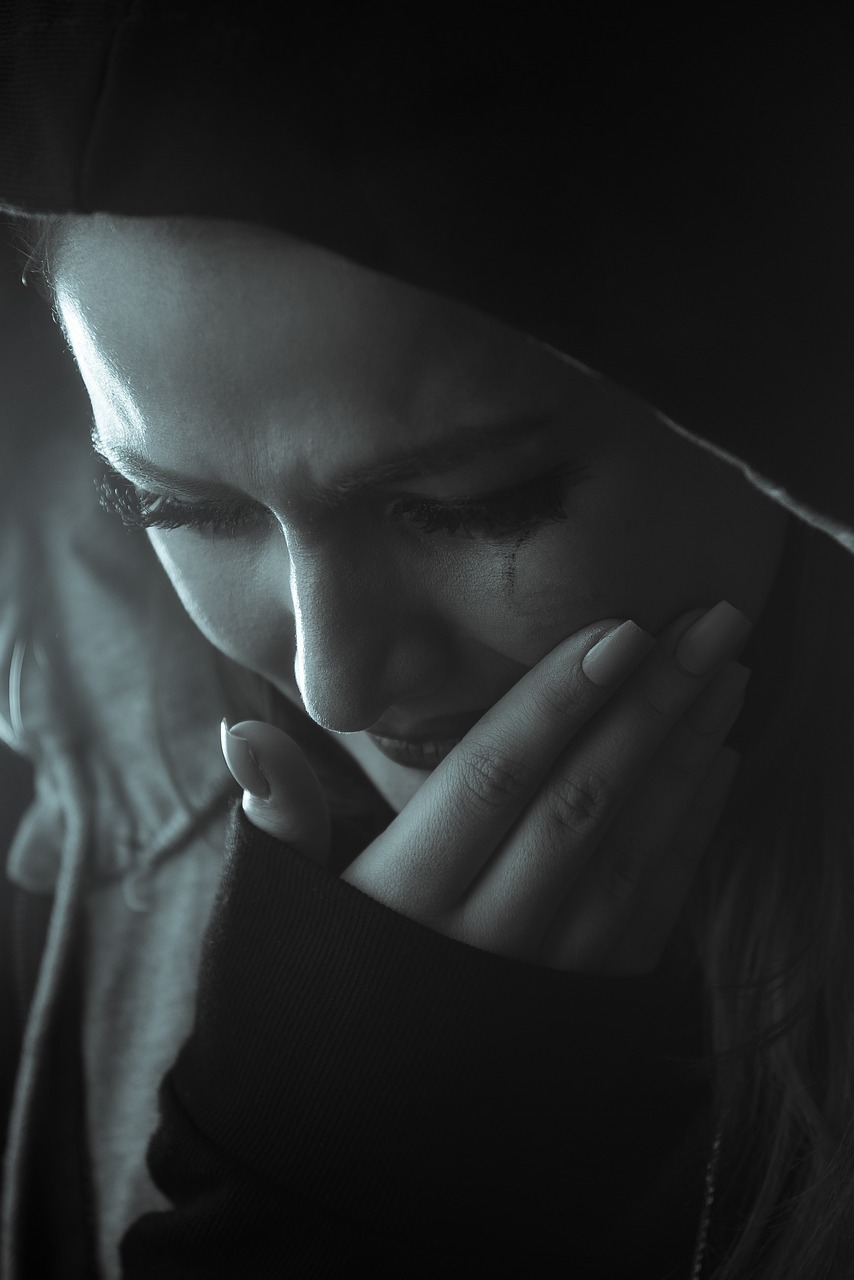 A sad woman looking down | Source: Pixabay
