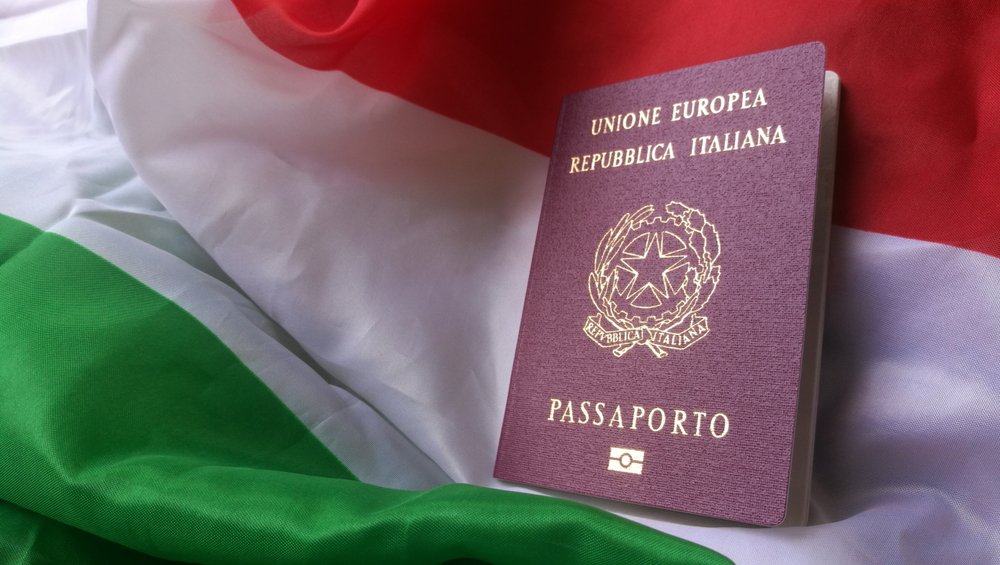 Pasaporte italiano con la bandera del país. Fuente: Shutterstock