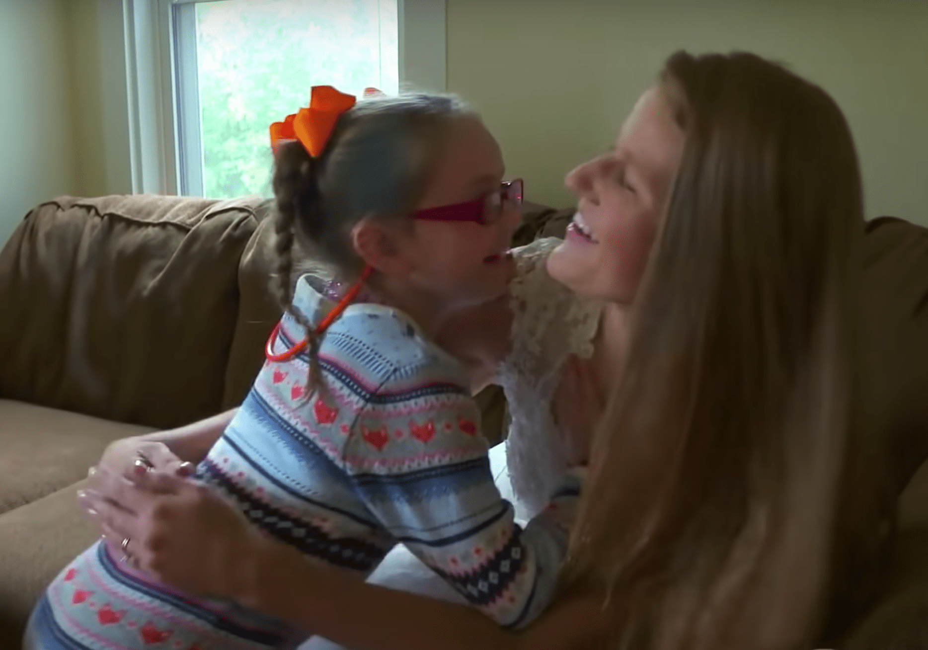 Olivia Spark hugs and spends time with Layla Lester | Photo: Youtube/CBS Evening News