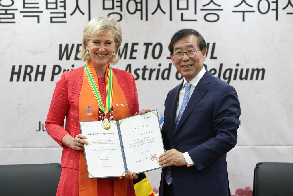 La princesse Astrid reçoit une citoyenneté honoraire de Séoul, du maire de Séoul, Park Won-Soon à l'hôtel de ville le 12 juin 2017 à Séoul, Corée du Sud. | Photo : Getty Images.
