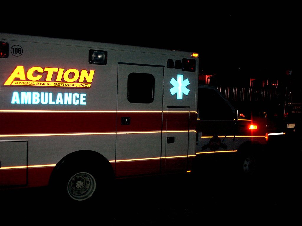 Ambulancia recorriendo las calles de noche. | Imagen: Flickr Ambulancia recorriendo las calles de noche. | Imagen: Flickr