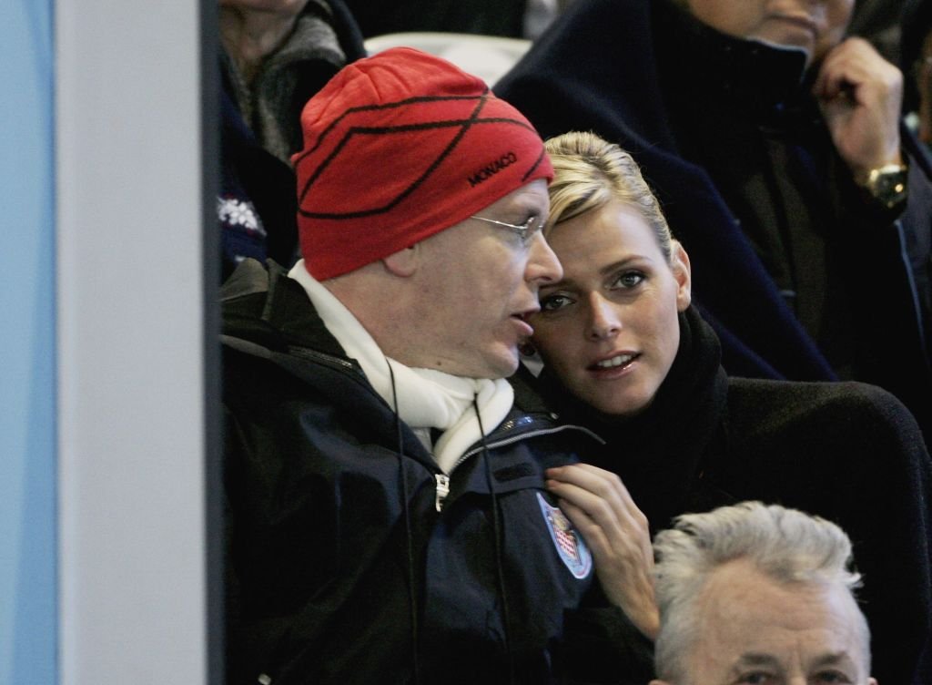 Le Prince Albert de Monaco et la nageuse Charlene Wittstock assistent à la cérémonie d'ouverture des Jeux olympiques d'hiver de Turin 2006, le 10 février 2006, au stade olympique de Turin, en Italie. | Photo : Getty Images