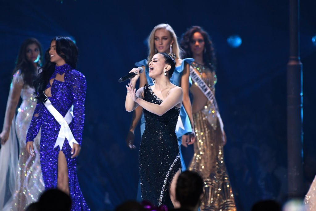 Ally Brooke actúa en el escenario en el concurso de Miss Universo 2019.| Foto: Getty Images