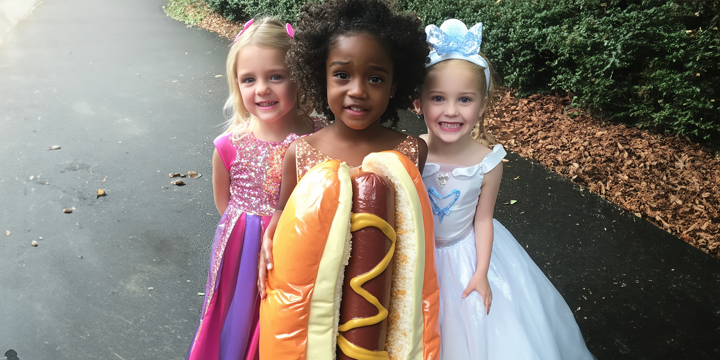 Three girls dressed in costumes | Source: Amomama