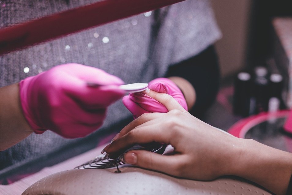 Manicurista arreglando las uñas de las manos. | Foto: Pixabay