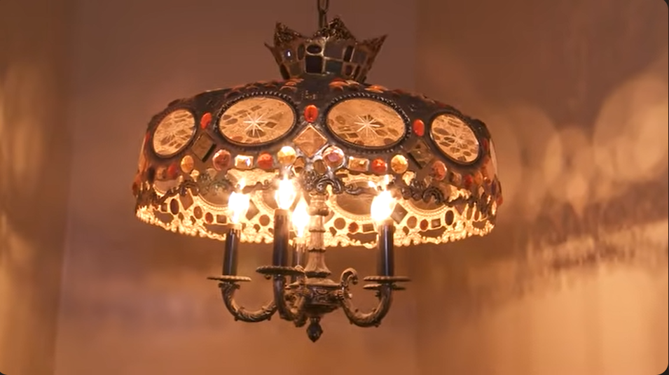 A chandelier hanging over the landing on Elvis Presley's secret staircase in his Graceland Mansion from a video dated October 14, 2015 | Source: youtube.com/@VisitGraceland