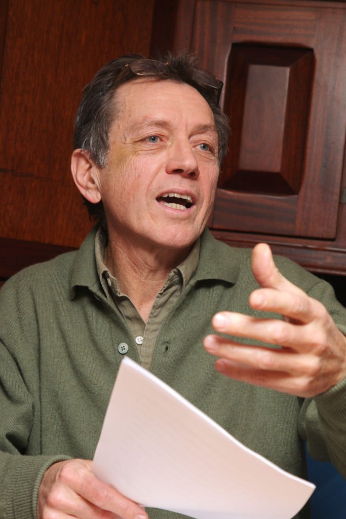Le comédien Bernard Giraudeau participe, le 20 décembre 2007 à bord du trois-mâts "La Boudeuse" à Paris, à la lecture de texte de Joseph Conrad à l'occasion du 150e de sa mort. | Photo : Getty Images