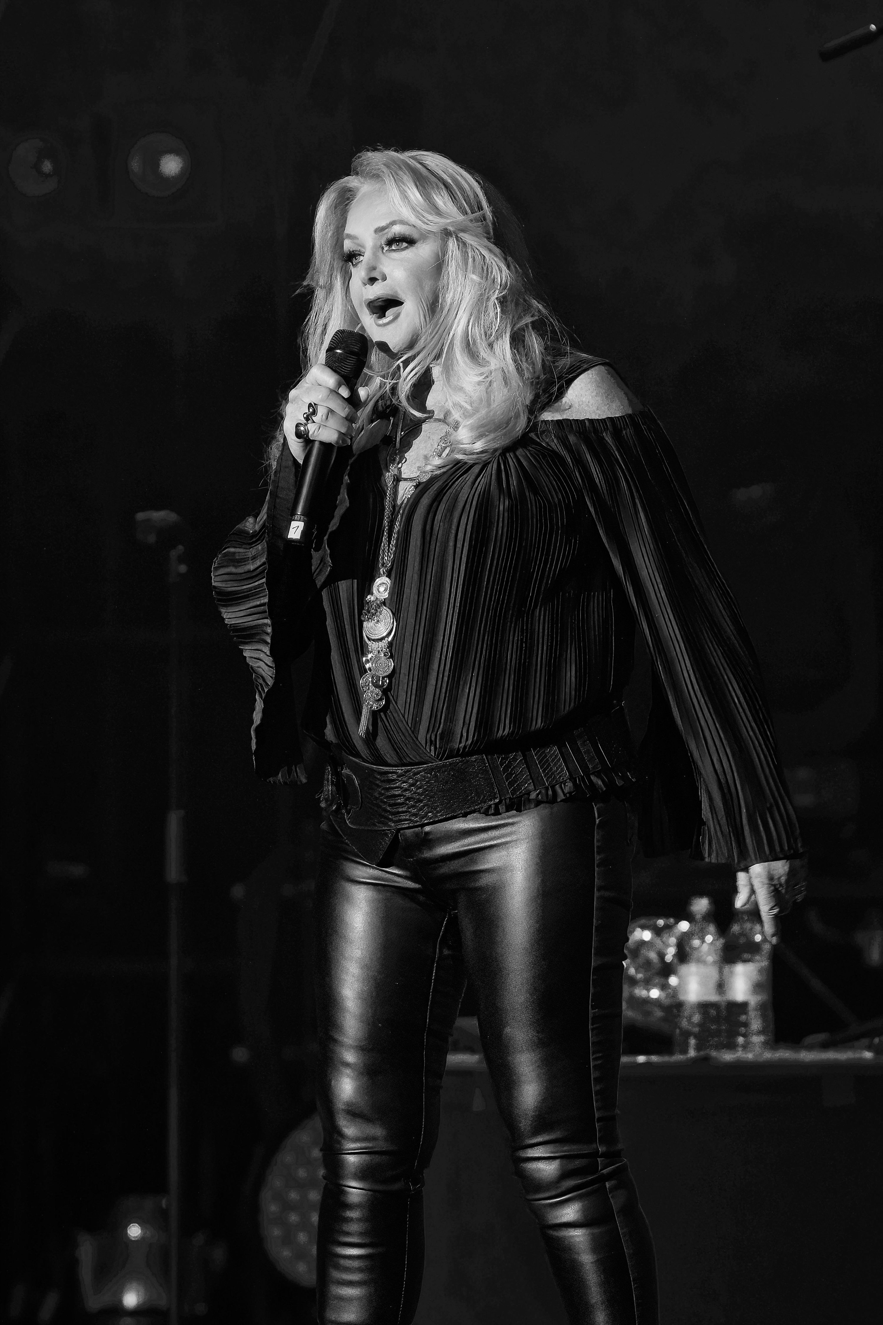Bonnie Tyler performs live on stage during a concert at the Admiralspalast on 2 October 2023 in Berlin, Germany. | Source: Getty Images