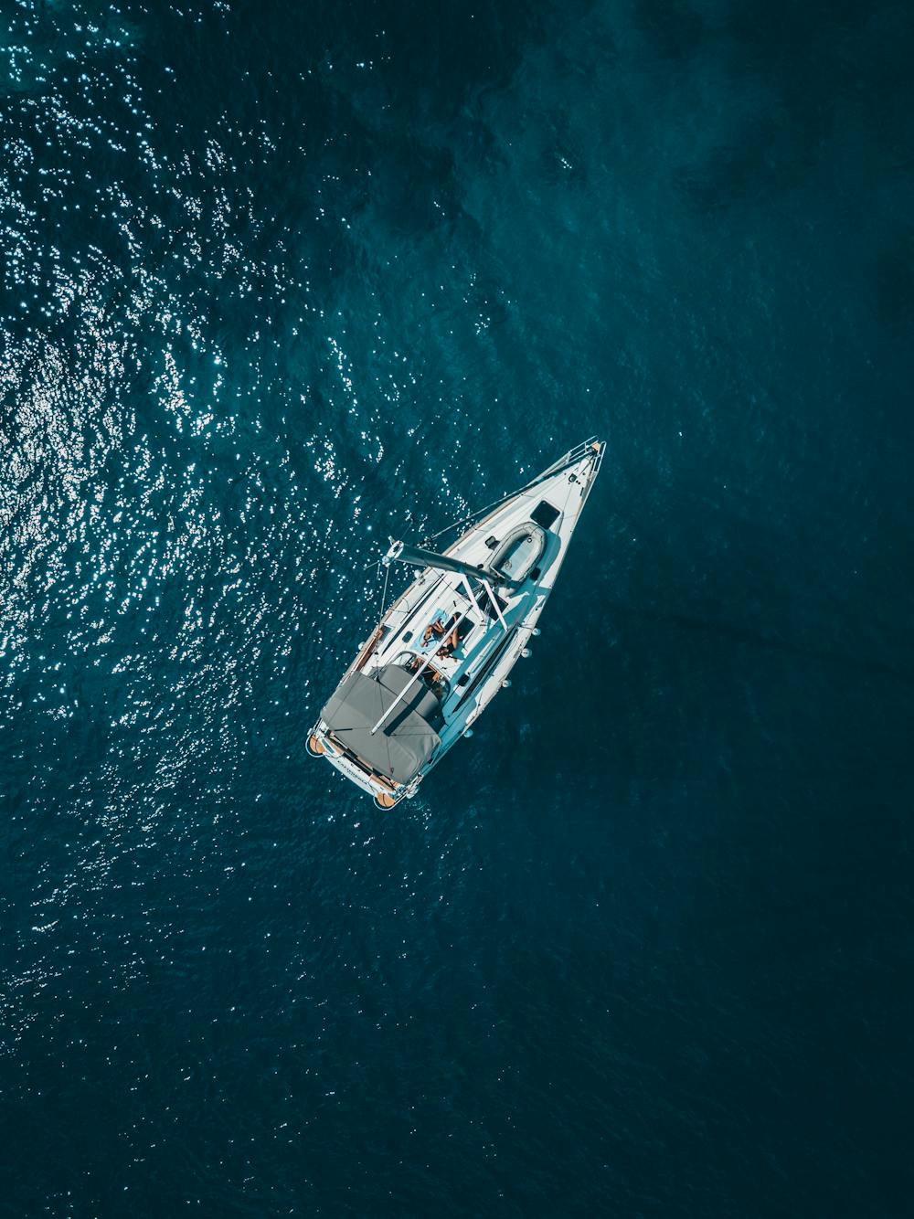 Boat on the ocean. | Photo: Pexels