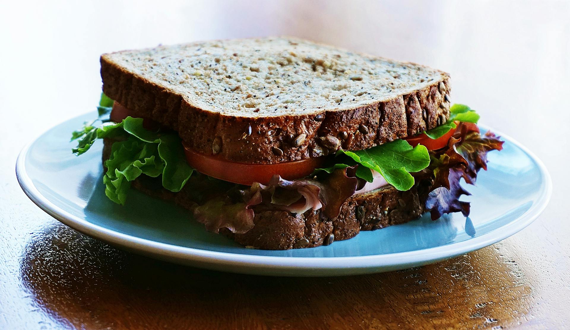A sandwich on a plate | Source: Pexels