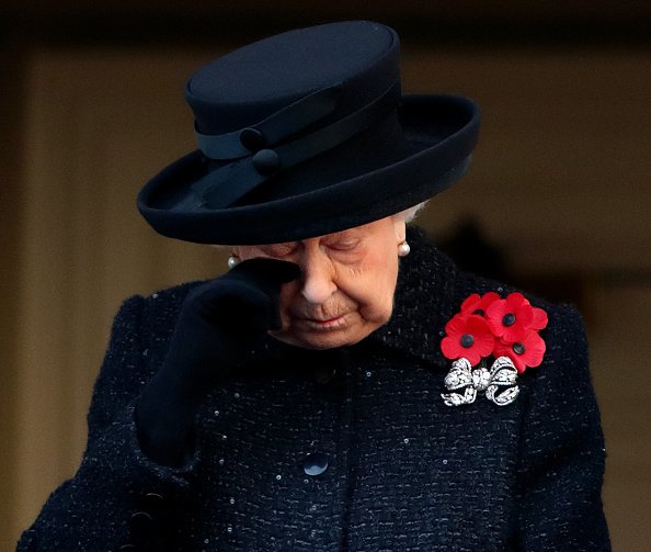 La reina Elizabeth II asiste al servicio anual del Domingo del Recuerdo en The Cenotaph el 10 de noviembre de 2019 en Londres, Inglaterra. | Foto: Getty Images