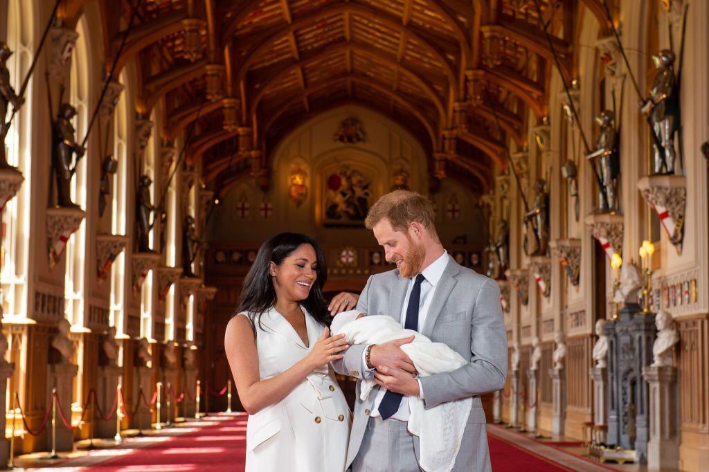 Meghan Markle, le Prince Harry, et leur fils lors de sa première apparition publique. | Photo : Getty Images