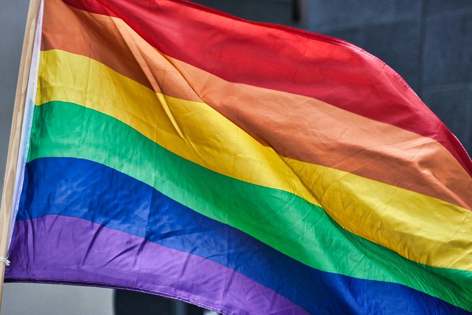 Bandera con los colores del arcoiris. | Foto: Pixabay