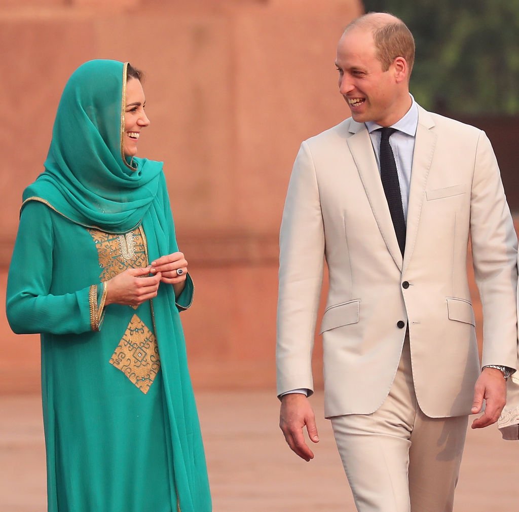 Prince William, duc de Cambridge et Catherine, duchesse de Cambridge, arrivent à la mosquée Badshahi dans la ville fortifiée au cours de la quatrième journée de leur tournée royale au Pakistan | Photo: Getty Images