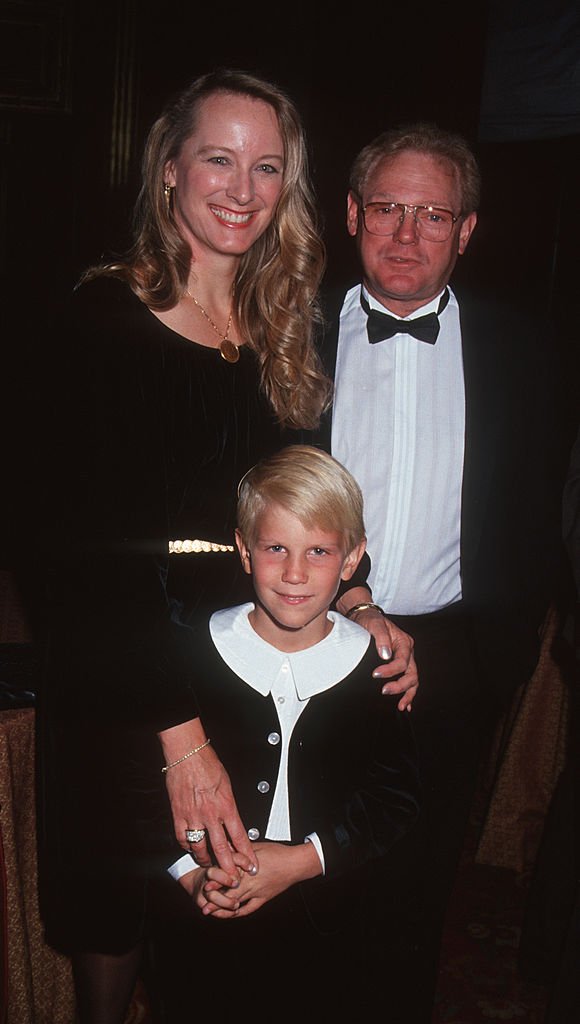 James MacArthur, his wife Helen Beth Duntz, and son Jamie MacArthur at the Victoria's Magazine "A Star in Our Crown" Gala on May 18, 1992, in New York | Source: Getty Images