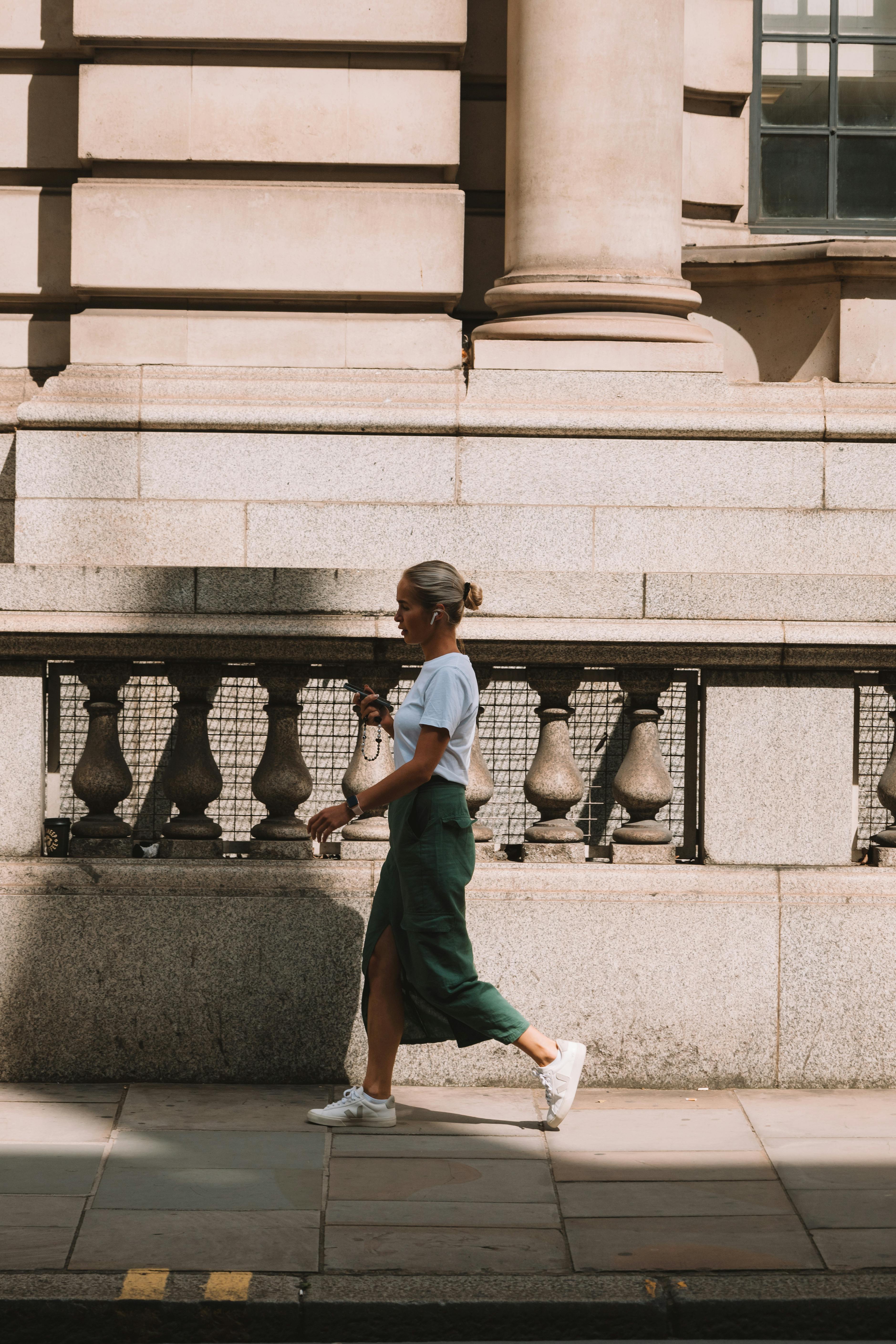 A woman walking. | Source: Pexels