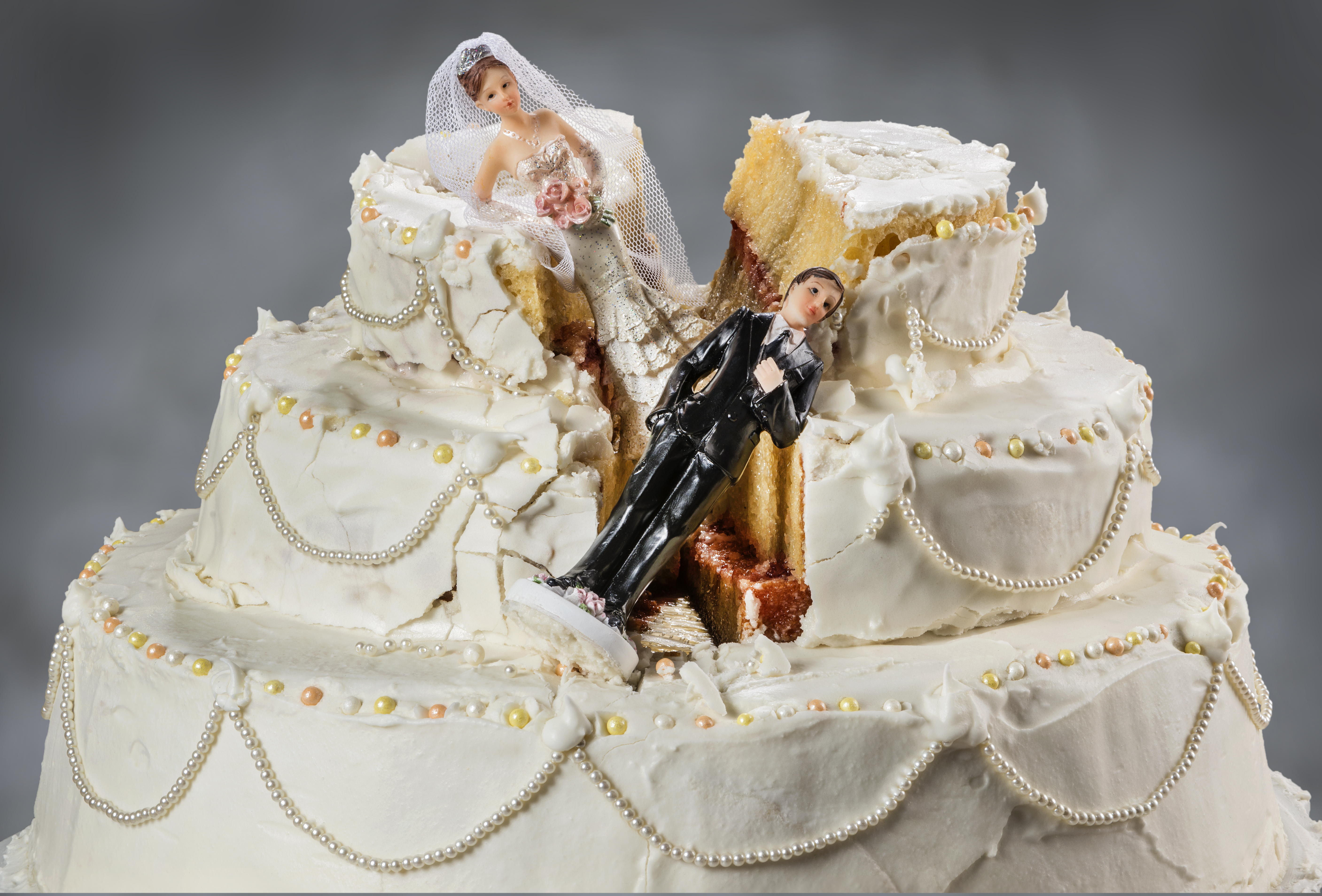 An image of a ruined wedding cake | Source: Shutterstock