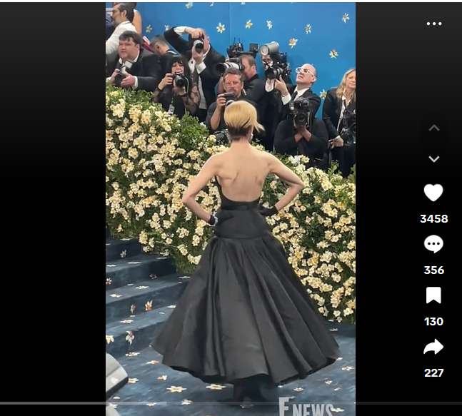 Nicole Kidman walking the blue carpet, from a post dated May 6, 2025 | Source: Tiktok/@enews