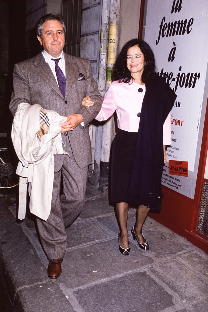 Victor Lanoux et Marie-José Nat arrivent à une première de théâtre en octobre 1988 à Paris. | Photo : Getty Images