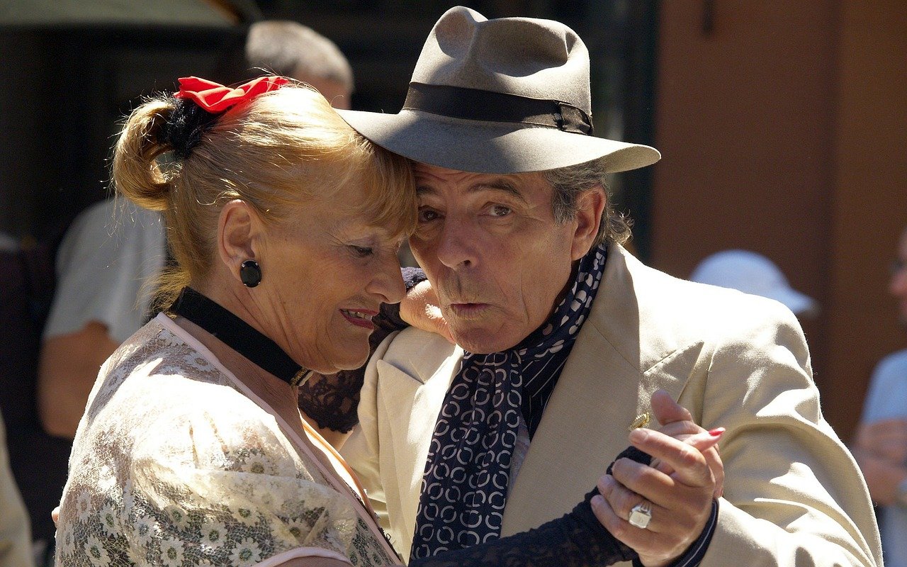 An elderly couple having a romantic dance | Photo: Pixabay/Brigitte 