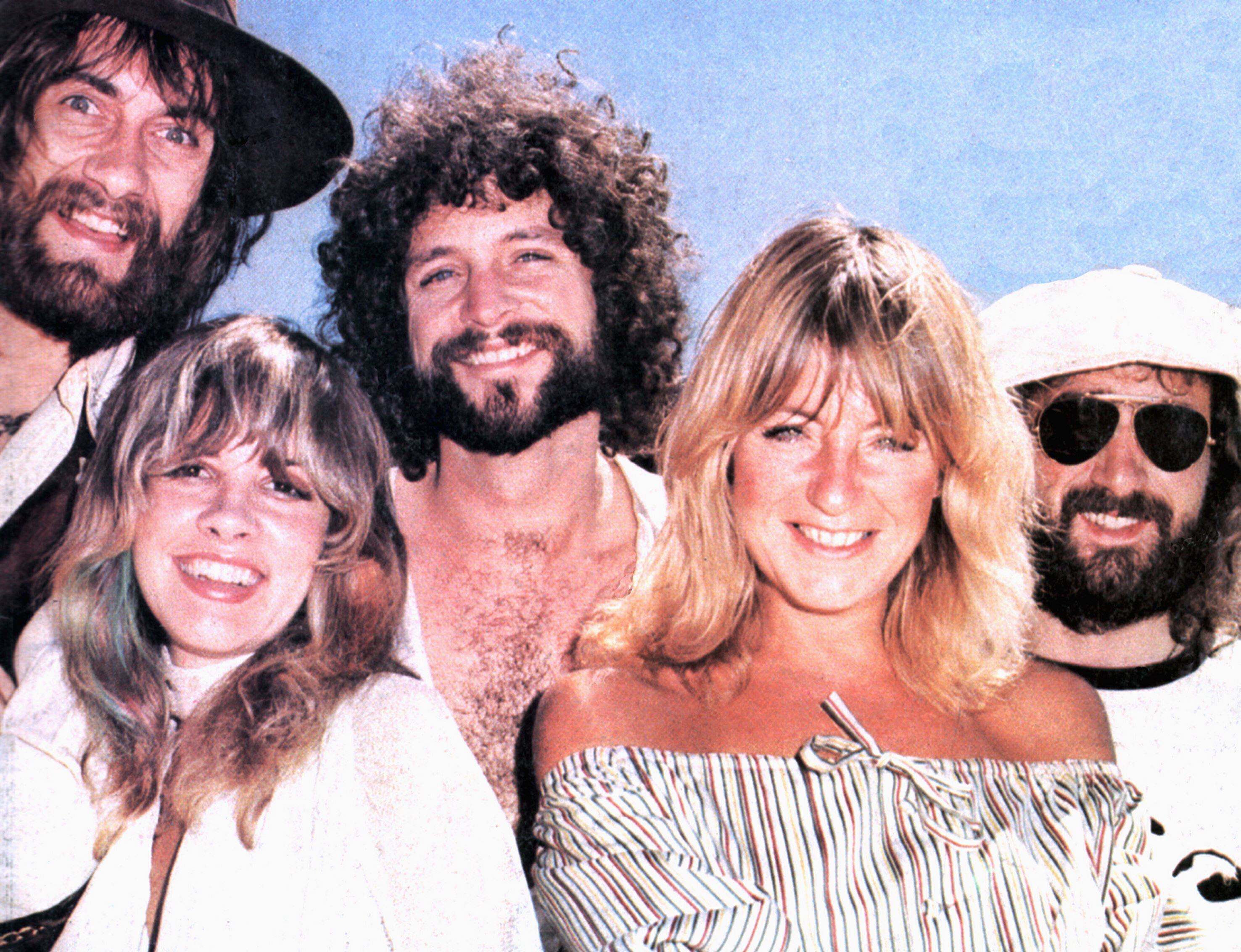 Left to right: Mick Fleetwood, Stevie Nicks, Lindsey Buckingham, Christine McVie, and John McVie posed for a group photo in 1975. | Source: Getty Images