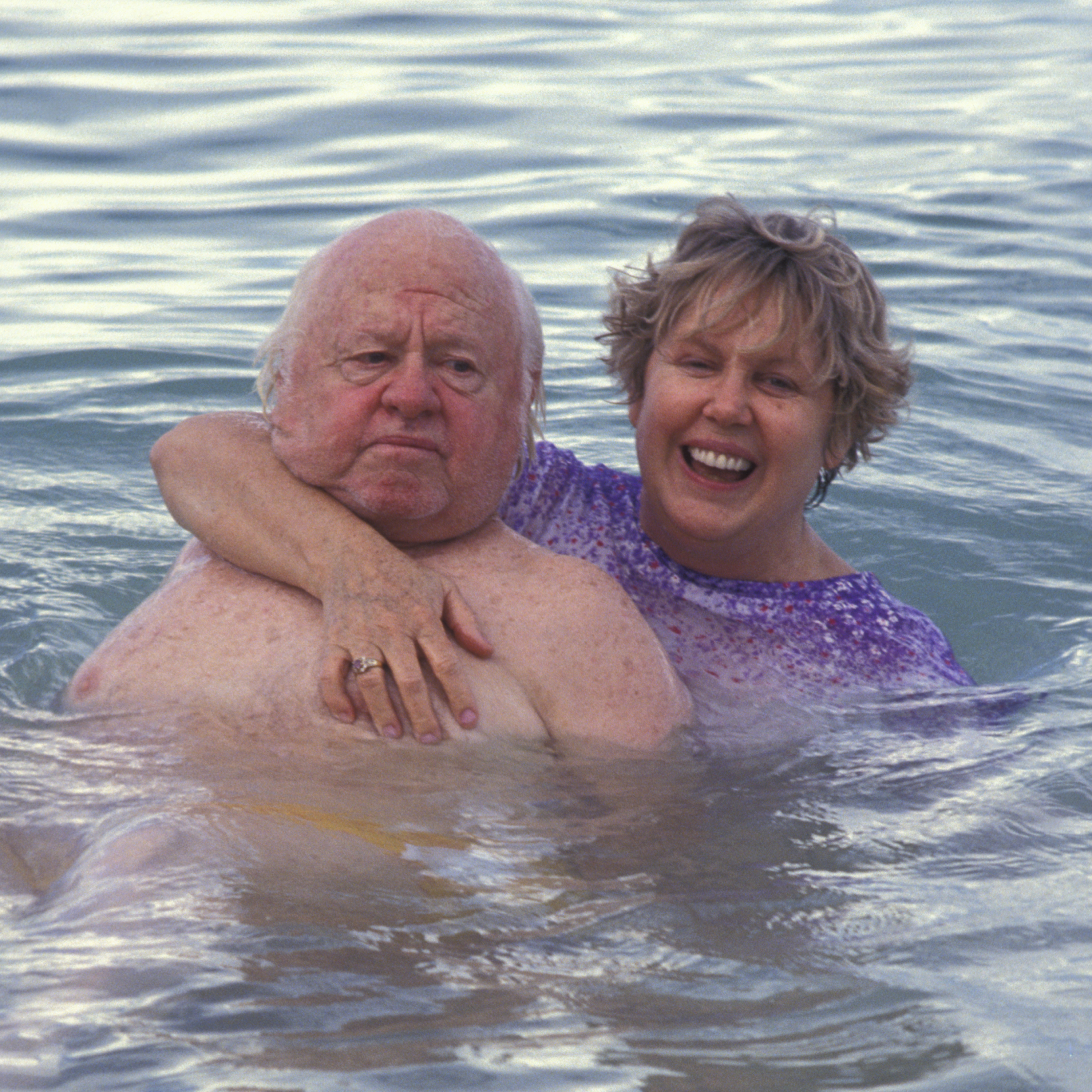 Mickey Rooney and Jan Chamberlin during Dunn's River Celebrity Sports Invitational on September 29, 1993, at Sandal's Resort in Dunn's River, Jamaica. | Source: Getty Images
