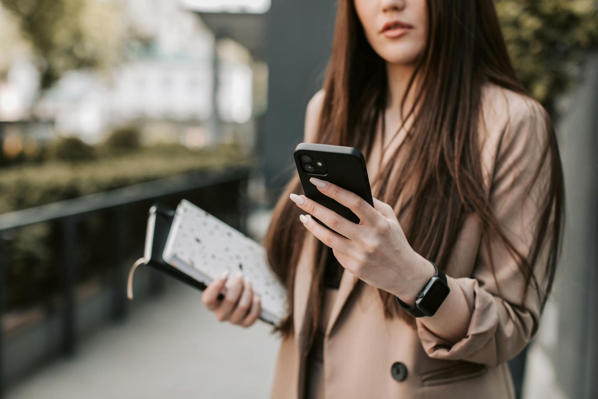 A woman holding a cell phone | Source: Pexels
