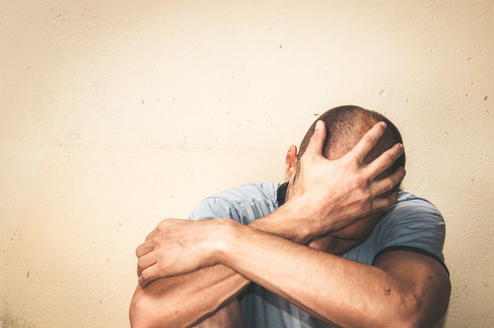 Hombre angustiado sosteniendo su cabeza con su mano. | Foto: Shutterstock