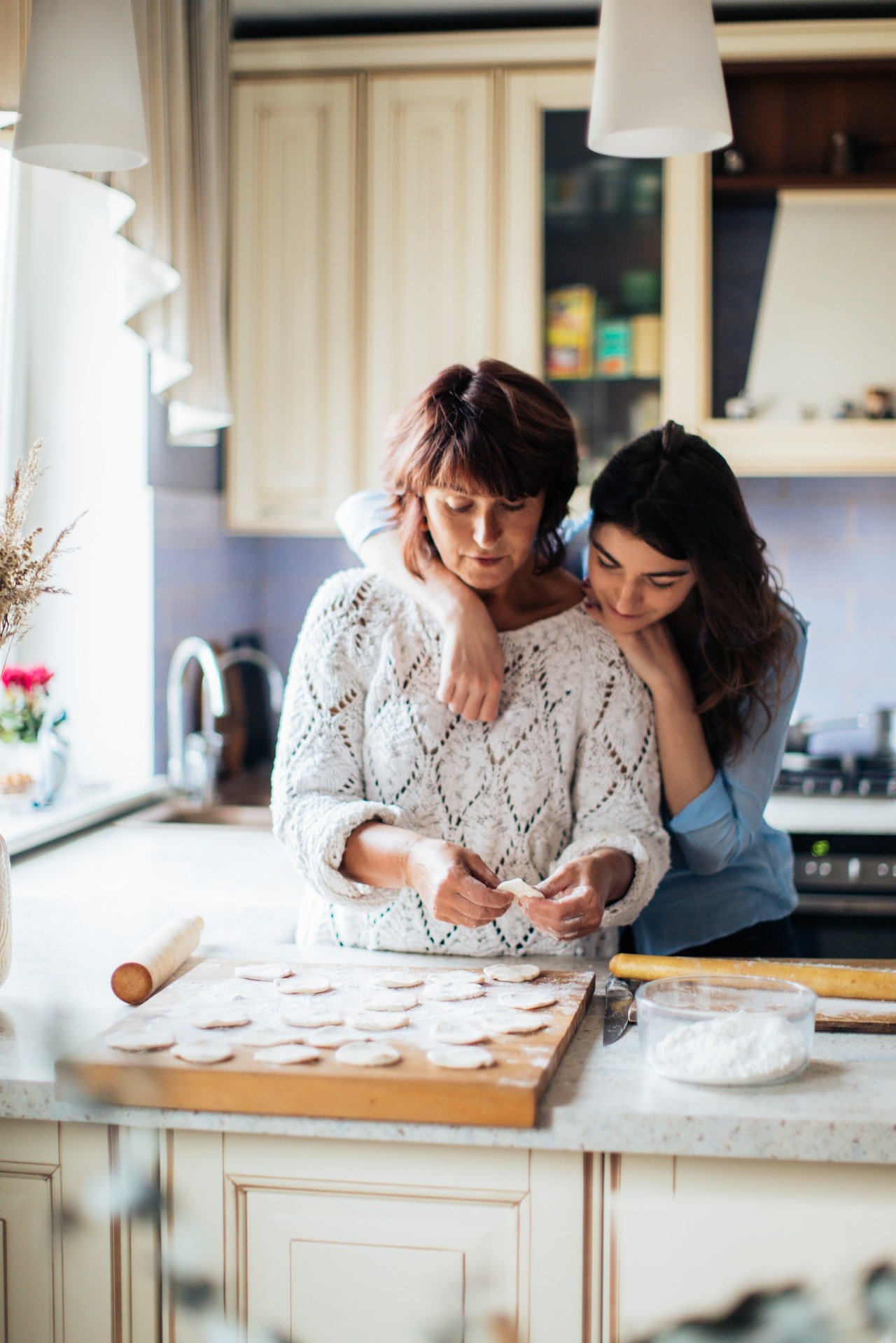 Madre e hija cocinando. | Foto: Pexels