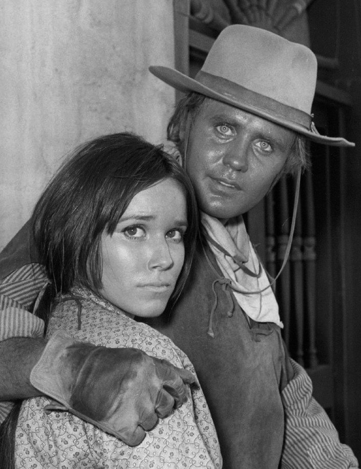 Mark Slade and Barbara Hershey in a scene from the TV show, "The High Chaparral." | Source: Wikimedia Commons