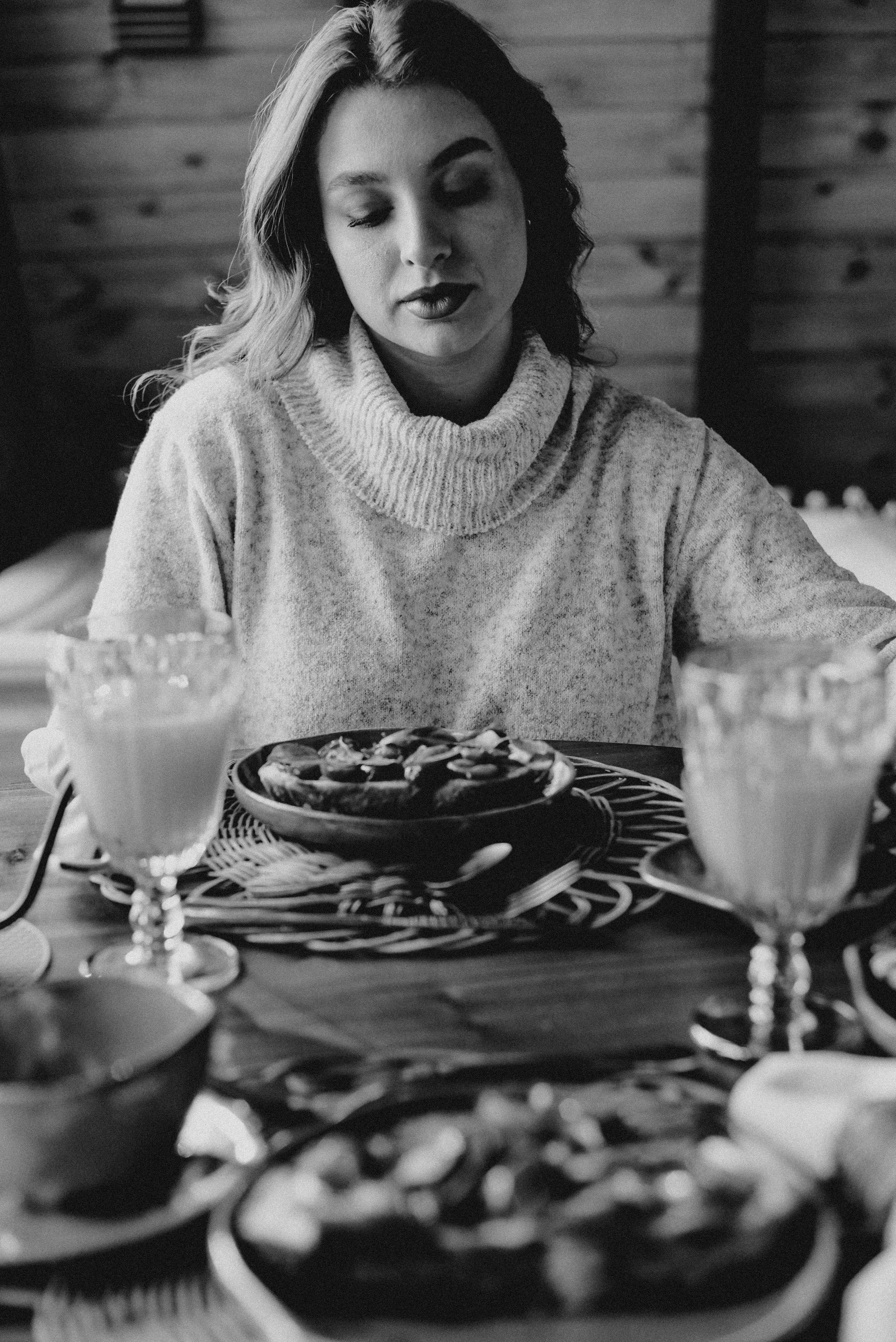 A woman looking at a meal | Source: Pexels
