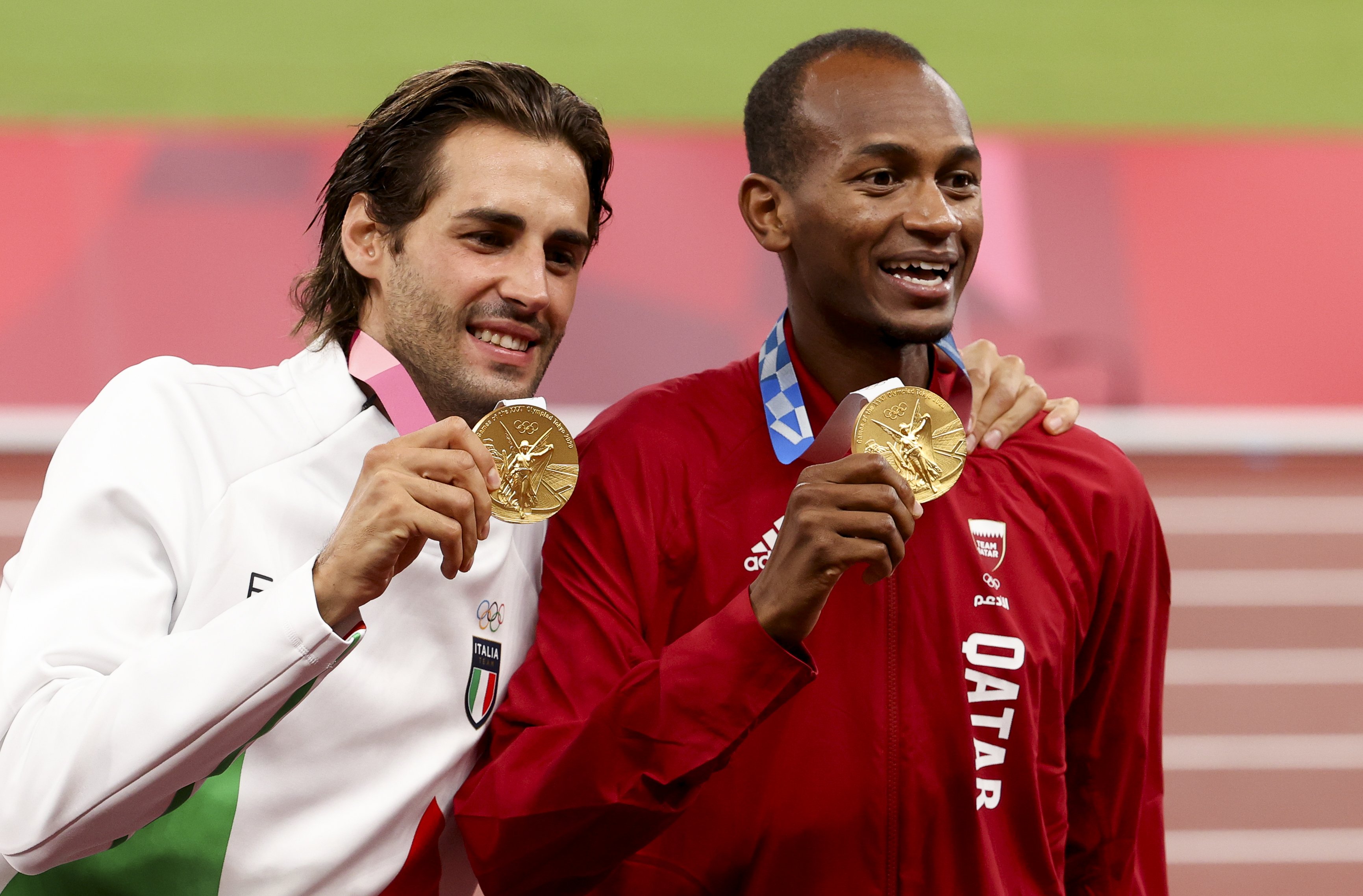 Les sportifs montrent leur médaille.| Photo : Getty Images