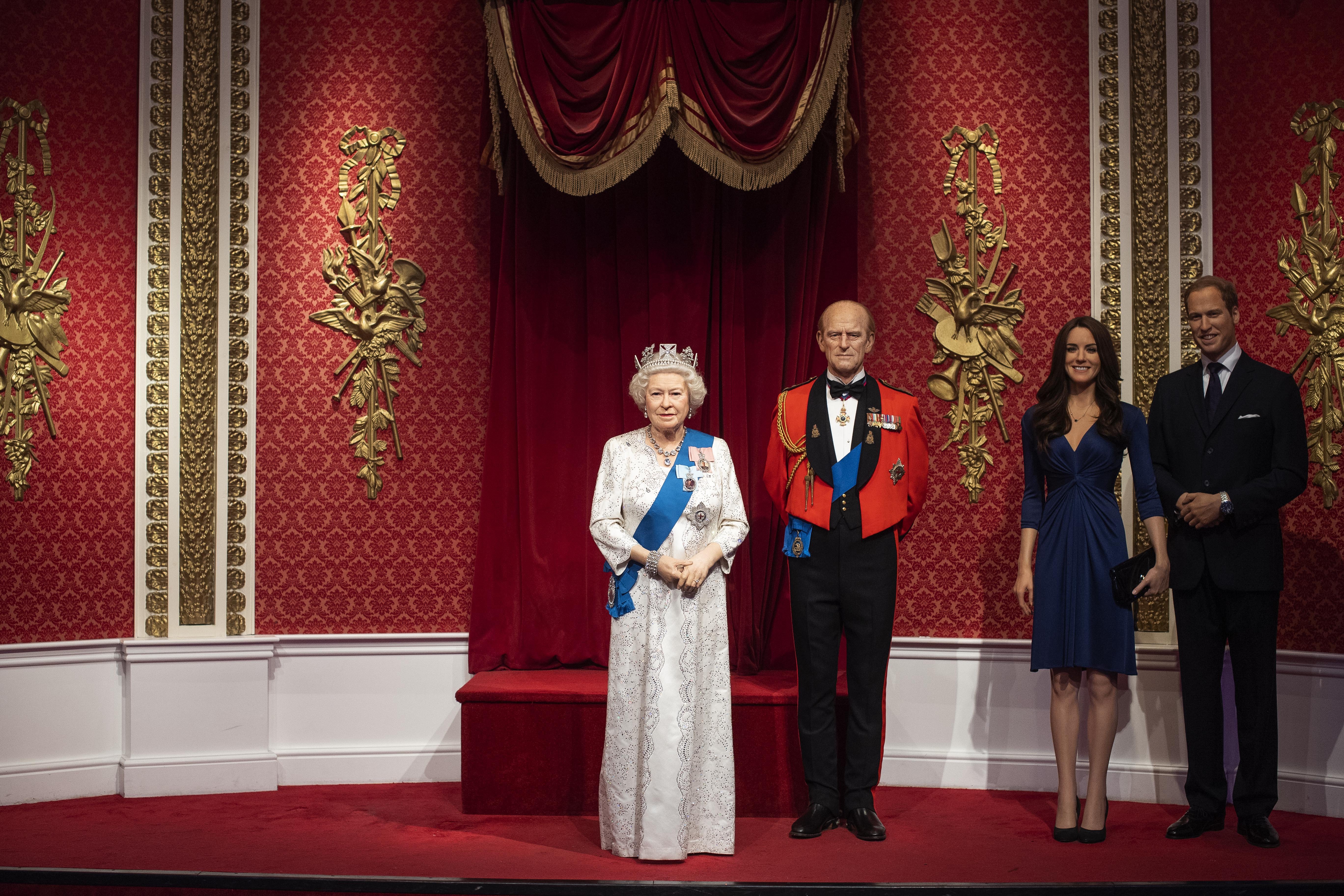 Der leere Raum blieb neben den Figuren von Königin Elizabeth II., Dem Herzog von Edinburgh und dem Herzog und der Herzogin von Cambridge, als Madame Tussauds London seine Figuren des Herzogs und der Herzogin von Sussex aus seiner königlichen Familie entfernte | Quelle: Getty Images