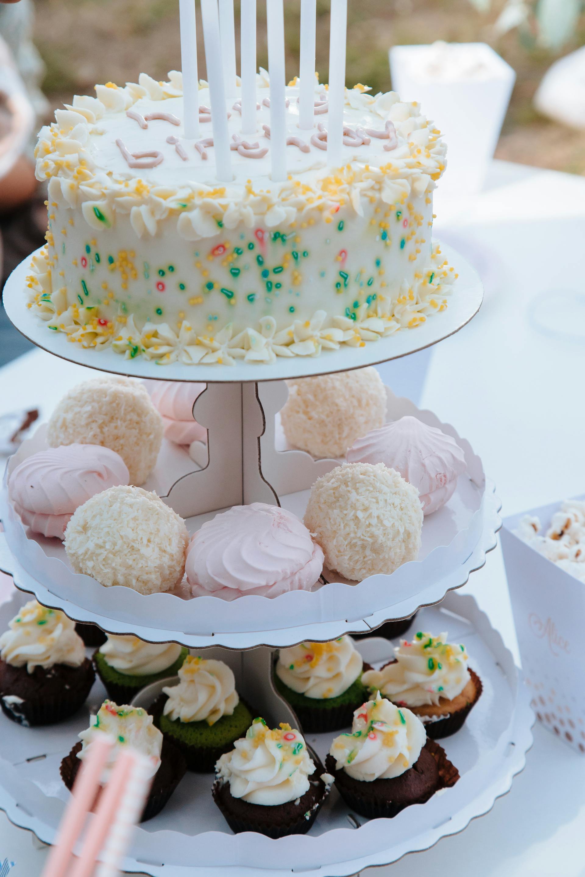 Cupcakes and birthday cake on a cake-stand | Source: Pexels
