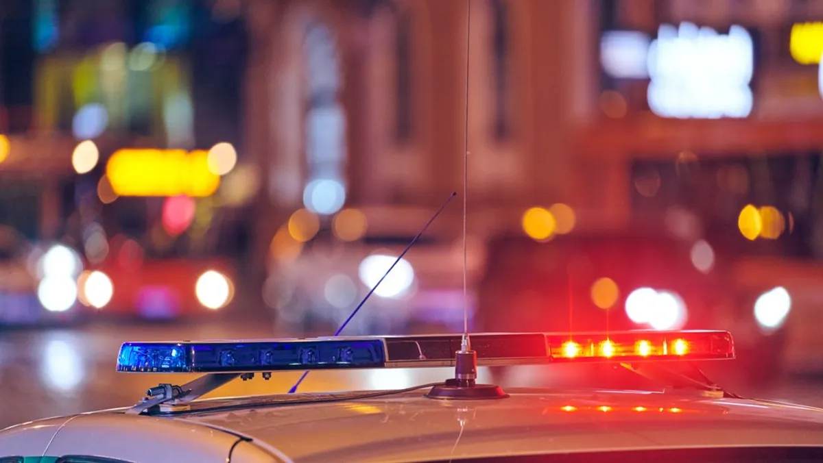 les gyrophares d'une voiture de police. | Photo : Shutterstock