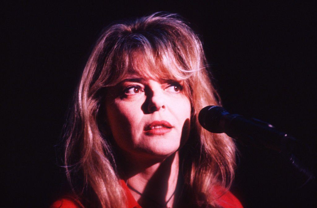 La chanteuse française France Gall (1947 - 2018) se produit sur scène au Vorst Nationaal | Photo : Getty Images.