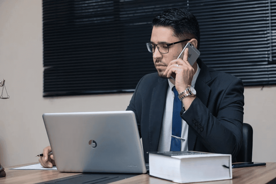 A man in his office talking on the phone | Photo: Pixabay