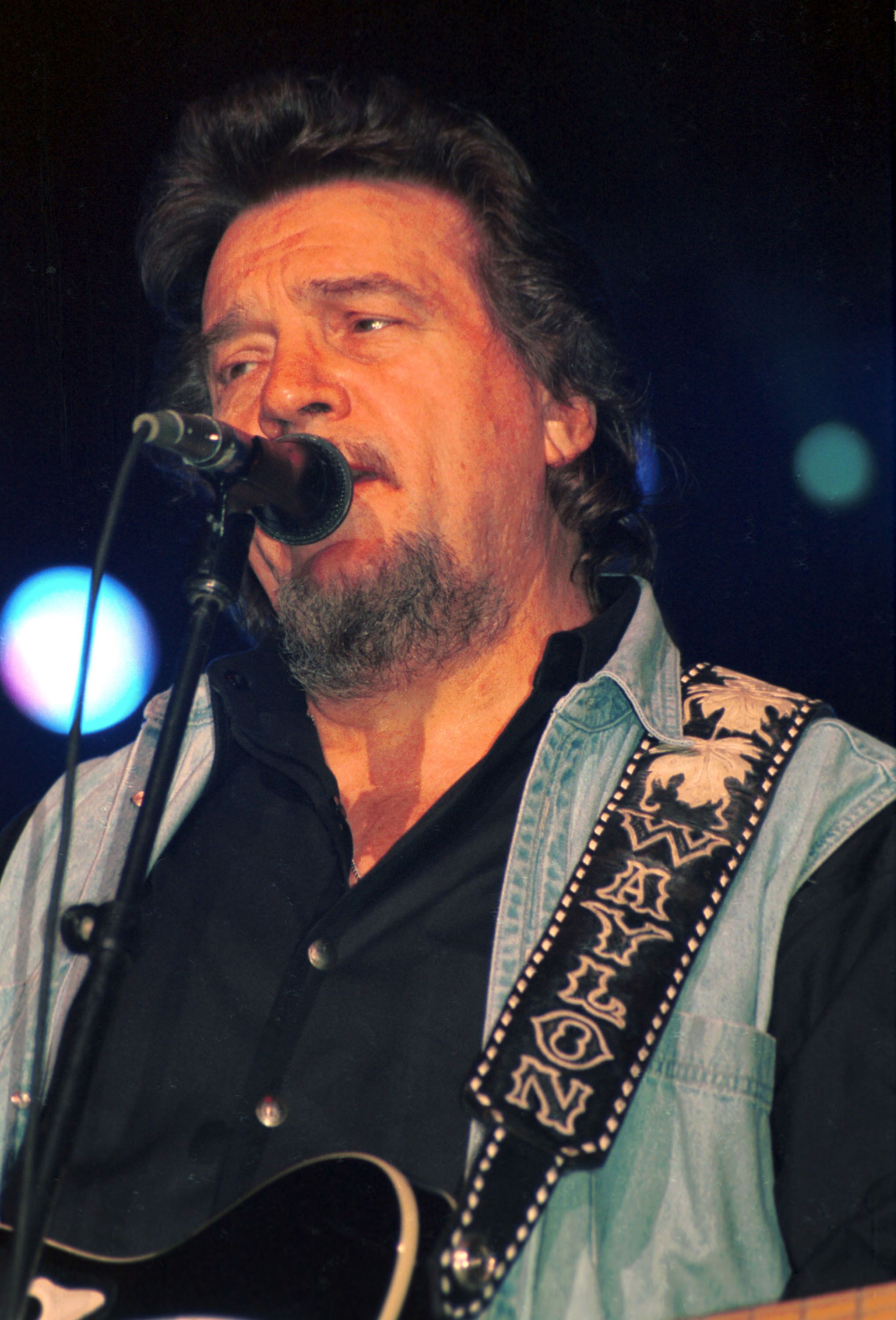 Waylon Jennings performs at the Aladdin Hotel. | Source: Getty Images