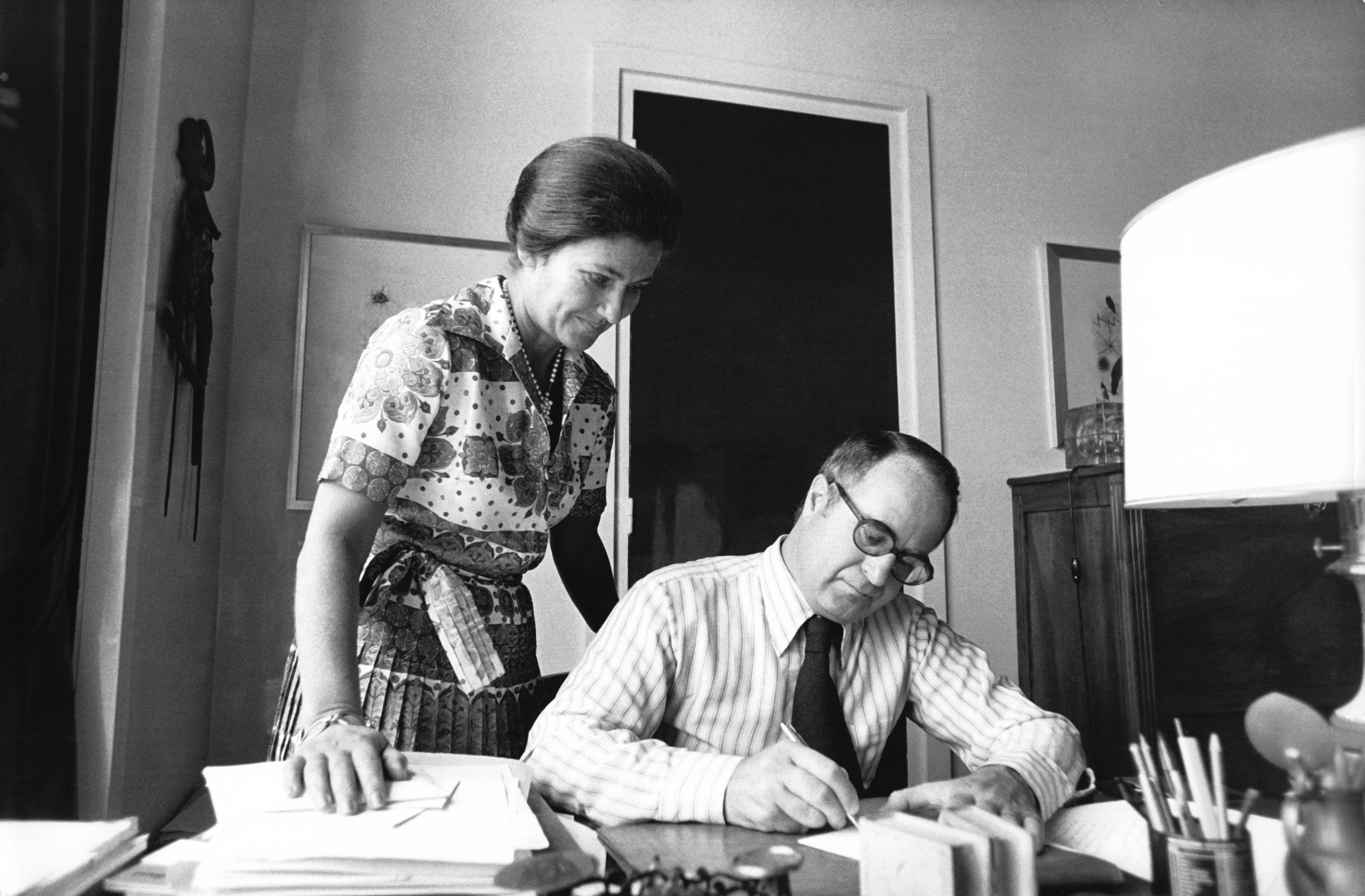 Simone Veil et Antoine Veil à leur domicile dans les années 1970 en France.| Photo : Getty Images.