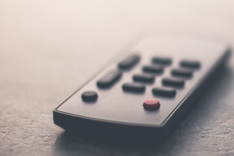 Une télécommande. | Photo : Unsplash