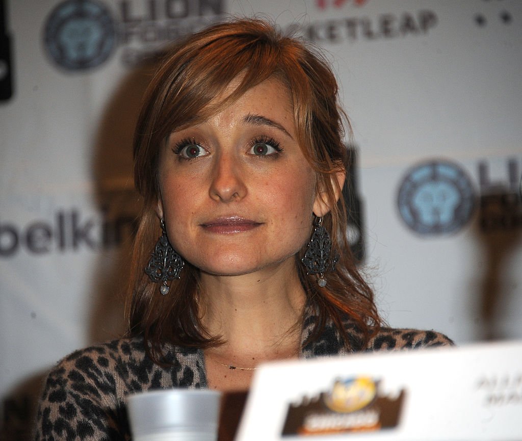 L'actrice Allison Mack assiste au Jour 3 du Wizard World Chicago Comic Con 2013 qui s'est tenu au Donald E. Stephens Convention Center le 11 août 2013 à Rosemont, Illinois. | Photo : Getty Images