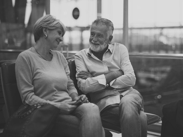 Un couple de seniors voyageant à l'aéroport | Photo: Freepik