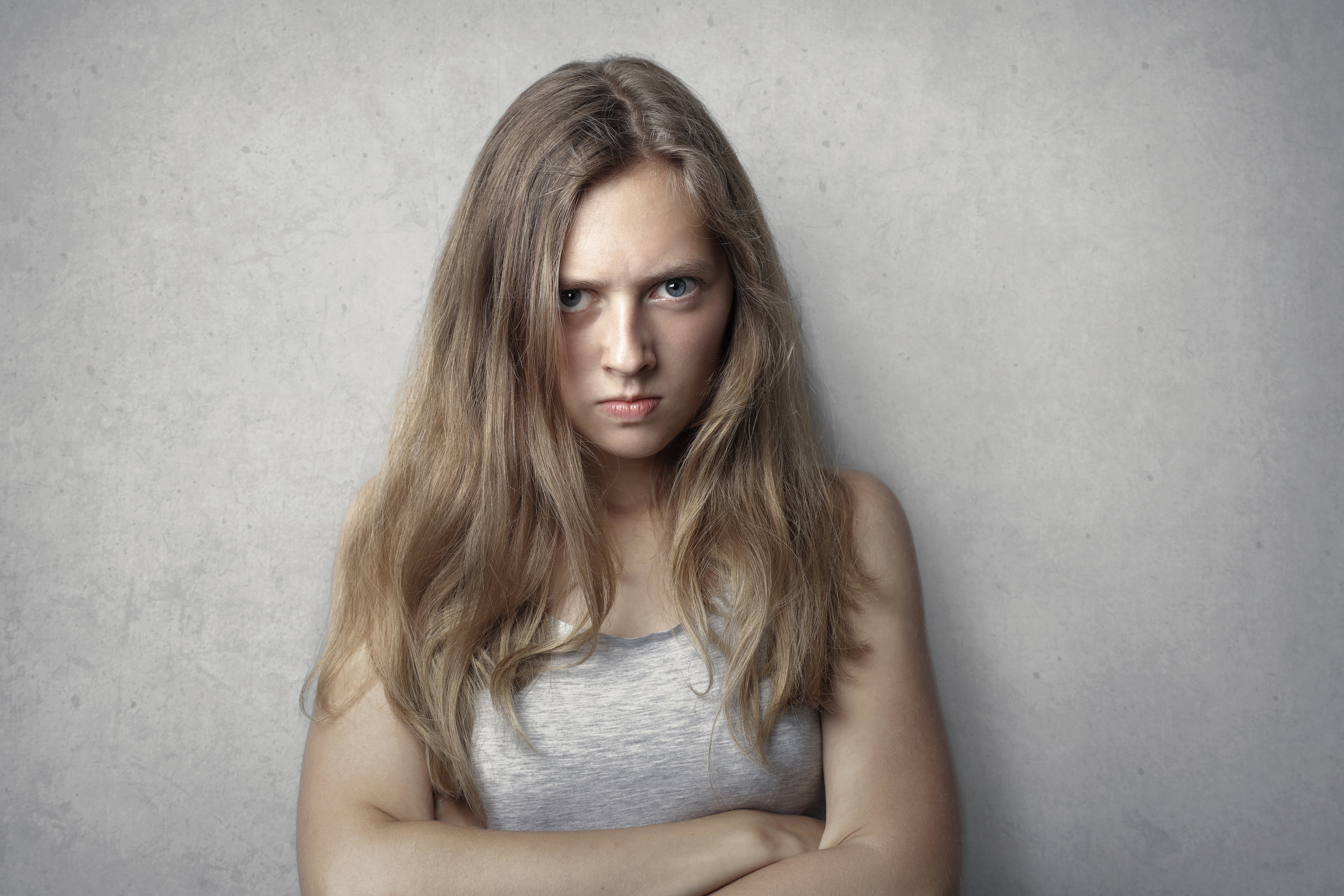 An angry woman standing with her arms crossed | Source: Pexels