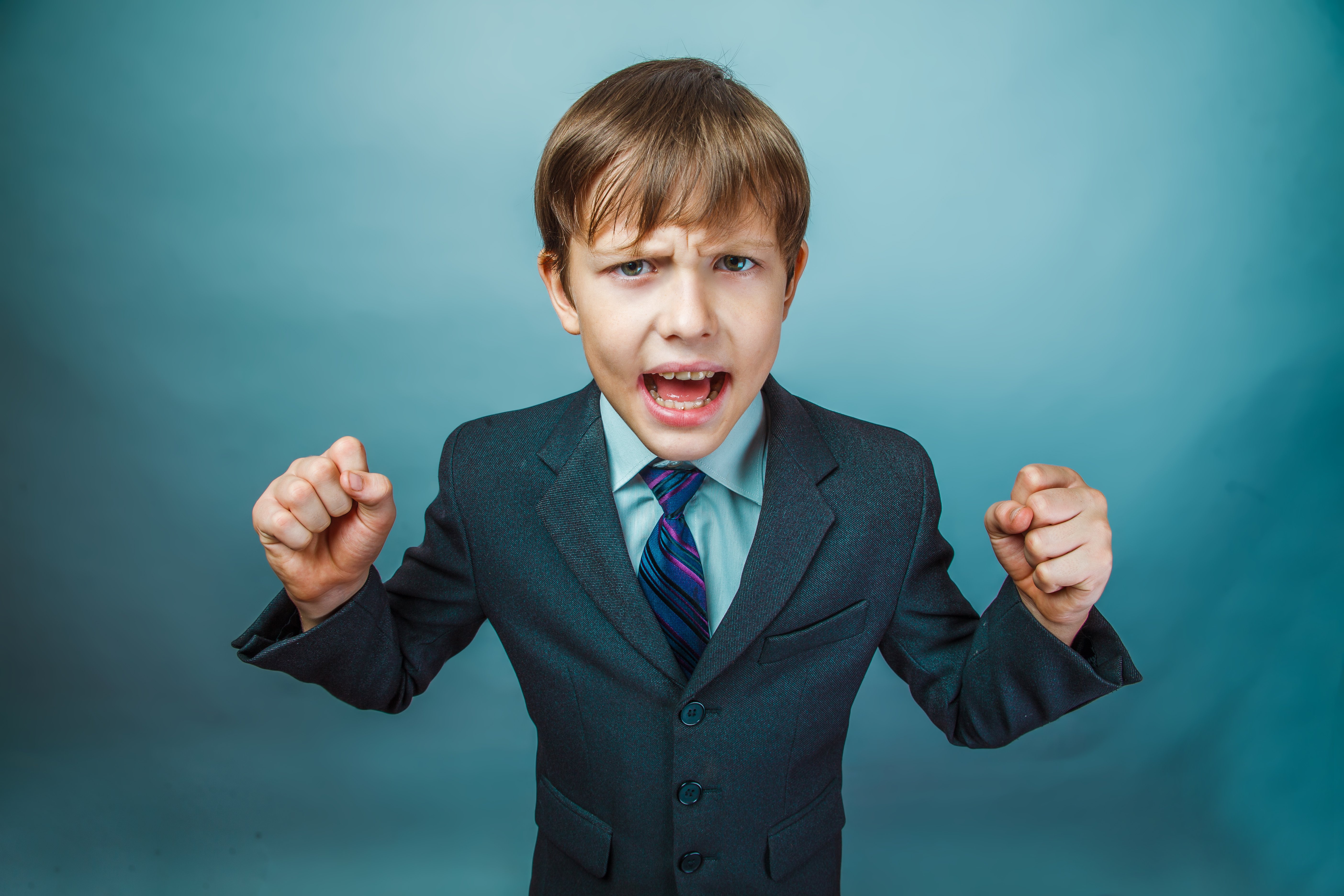 Niño furioso con traje y corbata. | Foto: Shutterstock