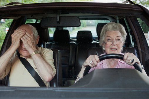 Esposo se tapa los ojos mientras su esposa conduce./ Foto: Getty Images