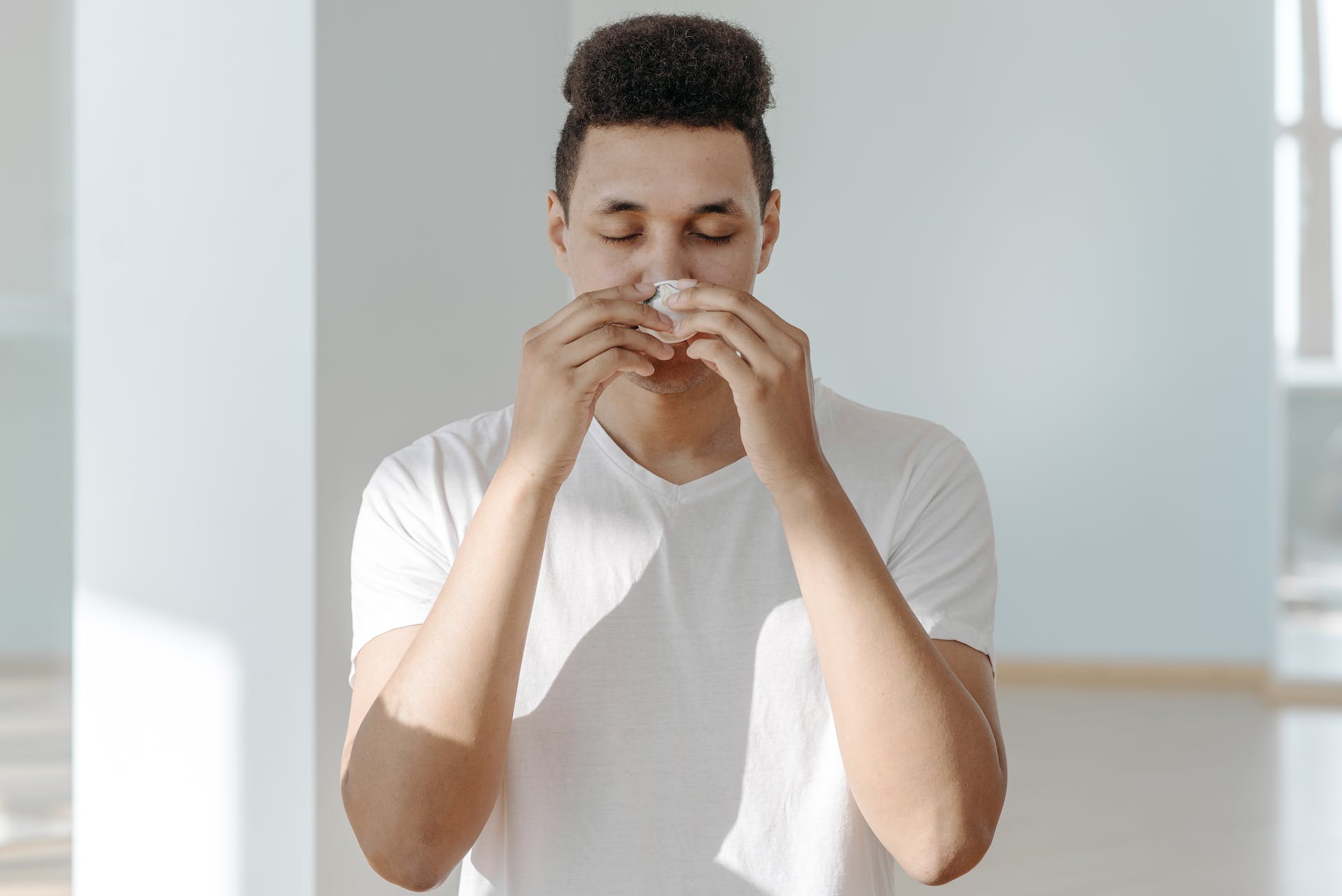 A man wiping his nose | Source: Pexels