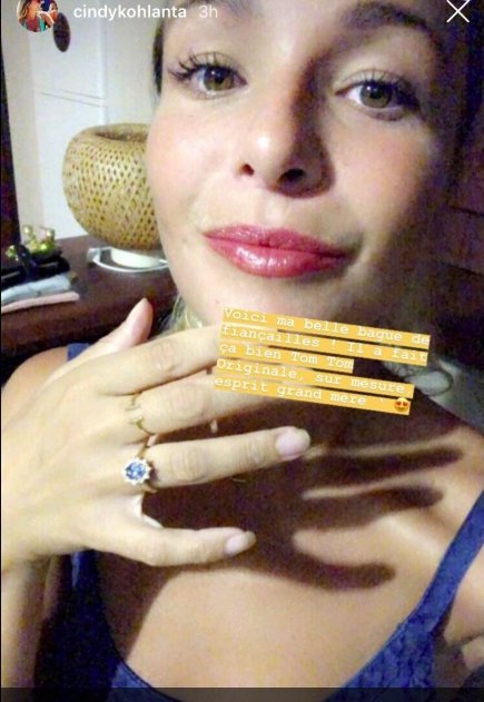 Cindy montre sa bague de fiançailles. Photo : Instagram story/cindykohlanta