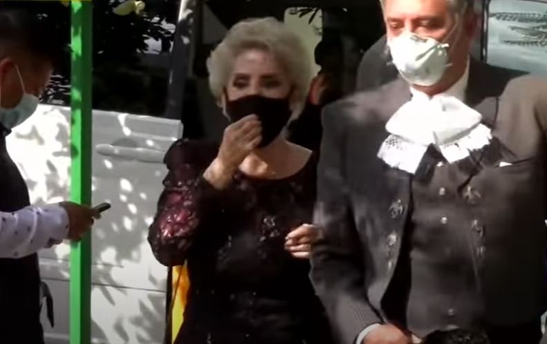 Doña Cuquita llegando a la boda de su nieta Camila Fernández. | Foto: Youtube/Imagen Entretenimiento