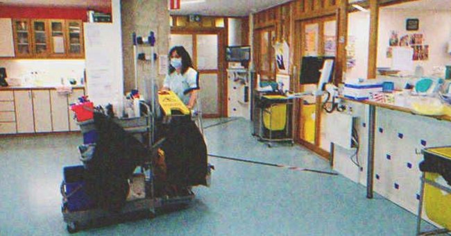 Trabajadora de limpieza moviendo un carrito de limpieza en un hospital. | Foto: Shutterstock