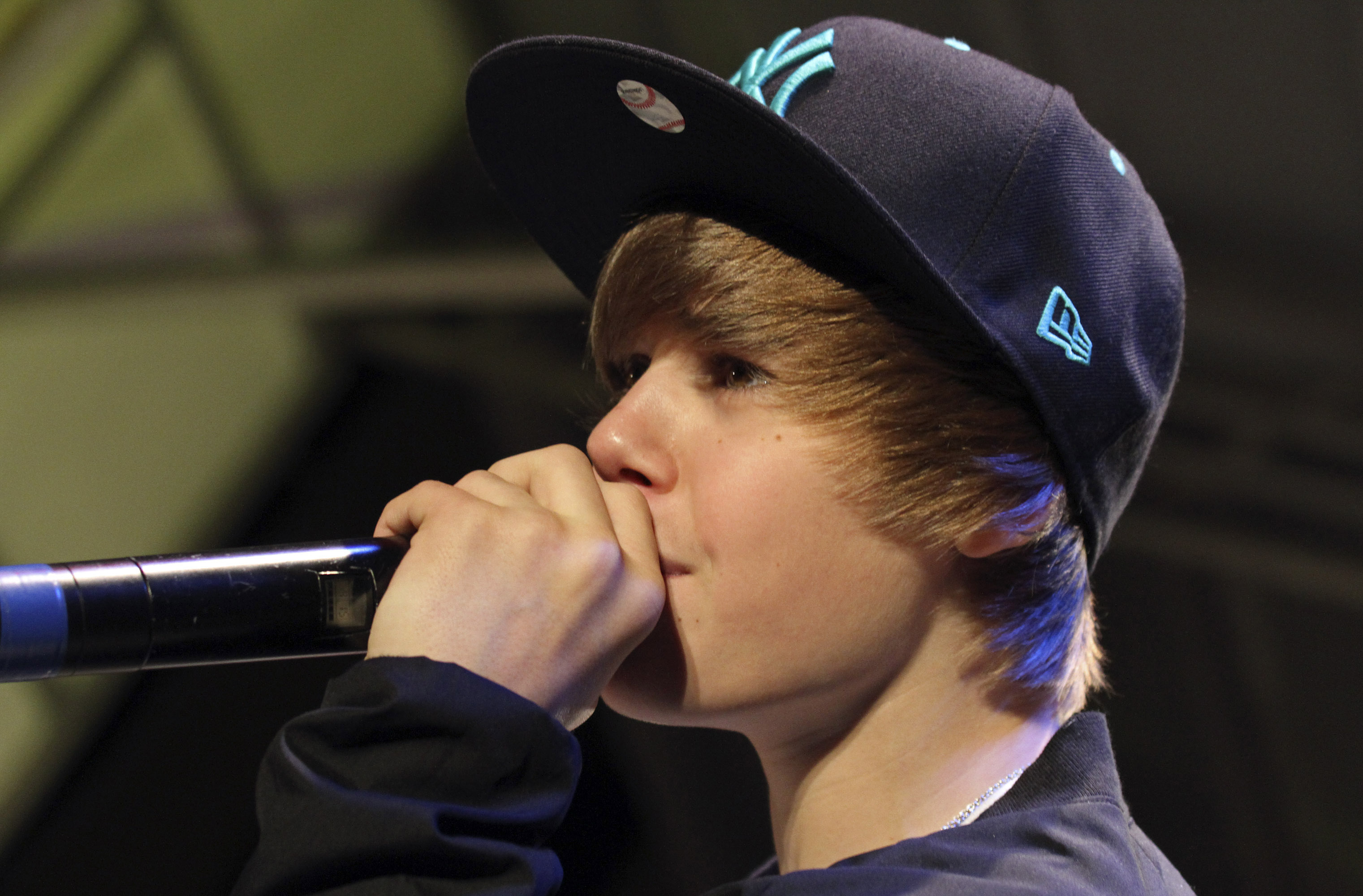 Justin Bieber performing at Citadel Outlets in the City of Commerce, California, on December 14, 2009 | Source: Getty Images